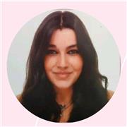 Profesora titulada con más de 5 años de experiencia.